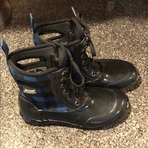 Girls lace up Bogs